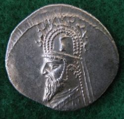 0095-90 v.Gotarzes I. Drachme Rhagae, Sellw (1).JPG