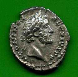 Denar Antoninus Pius C. 1 (a) Av. ANTONINVS AVG PIVS PP..jpg